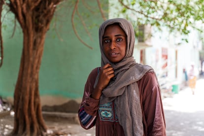 El tejido social y la clase media urbana han sido prácticamente destruidos. Ramah Musa, que aparece en este retrato, es de Darfur y estudia en la Universidad Redsea de Port Sudan. Tenía previsto terminar el último curso y regresar con su familia a Darfur del Sur, pero perdió el contacto con sus parientes al inicio de la guerra, en abril. Hace poco supo que estaban vivos a través de unos amigos que salieron de Darfur recientemente.