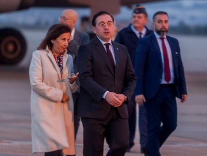 La ministra Defensa, Margarita Robles, y el ministro de Asuntos Exteriores, Unión Europea y Cooperación, José Manuel Albares, en la base aérea de Torrejón (Madrid), el pasado 16 de noviembre.