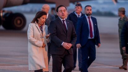 La ministra Defensa, Margarita Robles, y el ministro de Asuntos Exteriores, Unión Europea y Cooperación, José Manuel Albares, en la base aérea de Torrejón (Madrid), el pasado 16 de noviembre.