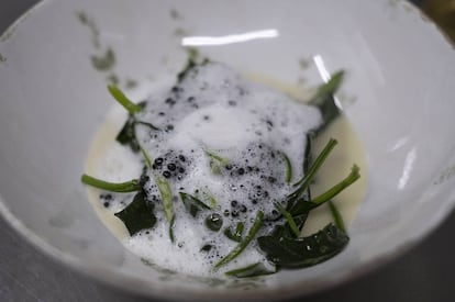 Espinacas con un jugo de moluscos, vainilla y caviar, uno de los platos del menú.