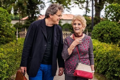 El escritor Manuel Rivas posa junto a Luz Pozo, su profesora de lengua y literatura en el Instituto Monelos de A Coruña.