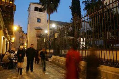 La calle de San Agustín y la torre del Museo Picasso de Málaga, en el palacio de los condes de Buenavista, rehabilitado y ampliado por el arquitecto Richard Gluckman.