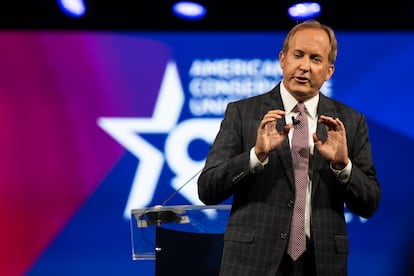 El Fiscal General de Texas, Ken Paxton, habla durante la Conferencia de Acción Política Conservadora de 2021 en Dallas, Texas.