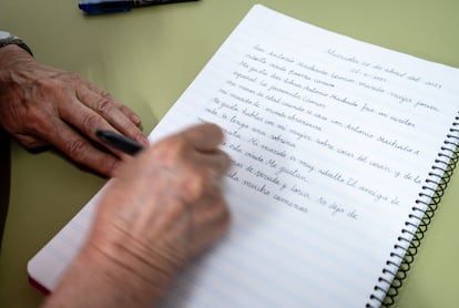 Rosario hace unos ejercicios en el centro en el que aprende a leer y escribir.