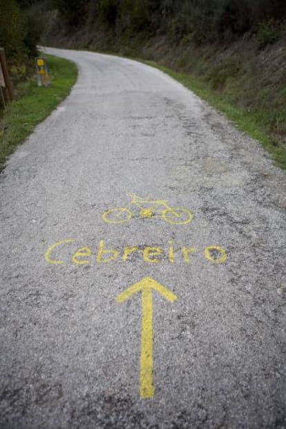 Desvío para ciclistas en La Faba, subiendo a O Cebreiro