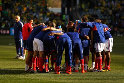 Los jugadores de la selección francesa se unen el terreno de juego antes del inicio del partido.