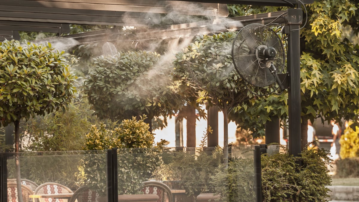 ¿Cómo refrescar la terraza o el jardín cuando el calor es insoportable? Este nebulizador se instala en minutos