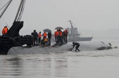 Un submarinista es prepara per submergir-se al Iangts en el lloc del naufragi del buc en el qual viatjaven ms de 450 persones.