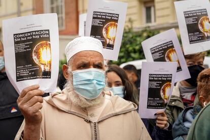 Vecinos de la Cañada Real protestan ante la sede de la Consejería de Vivienda tras dos meses sin suministro eléctrico