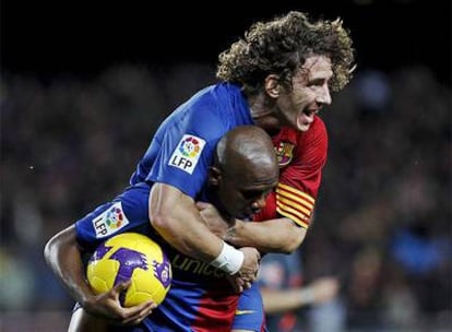 Puyol y Eto'o, durante el partido ante el Sporting