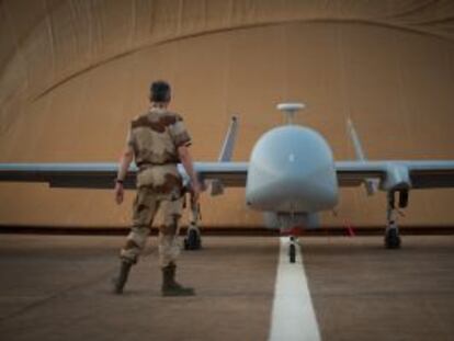 Un soldado francés ante un avión no tripulado Harfang en la base de Nyamey (Níger).