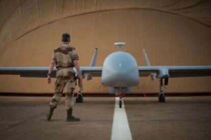 Un soldado francés ante un avión no tripulado Harfang en la base de Nyamey (Níger).