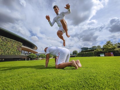 Djokovic salta sobre su fisio durante un entrenamiento en el All England Lawn Tennis & Croquet Club.