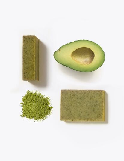 Jabón de té verde y aguacate, con un aroma a mezcla de polvo de té verde con aceites esenciales de salvia, enebro, planta de té y alcanfor.