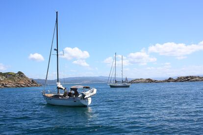 Dos veleros fondeados en la ría de Vigo (Pontevedra).