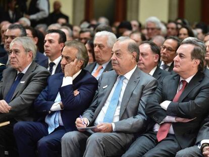 Los empresarios Carlos Slim y Juan Pablo Castañón, durante el acto de López Obrador. 