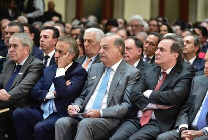 Los empresarios Carlos Slim y Juan Pablo Castañón, durante el acto de López Obrador.