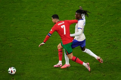 Cristiano Ronaldo y Eduardo Camavinga de Francia en un momento del partido de cuartos de final entre Portugal y Francia.