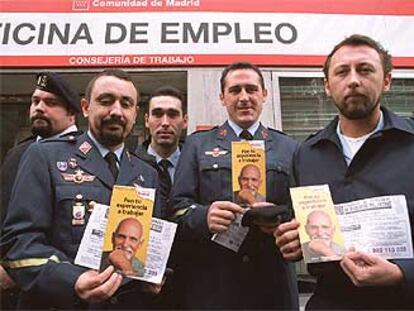 Militares en la cola del paro
