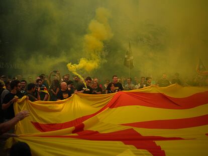 Manifestantes con banderas independentistas participan en la Diada, este lunes en Barcelona.