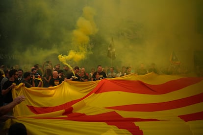 Manifestantes con banderas independentistas participan en la Diada, este lunes en Barcelona.