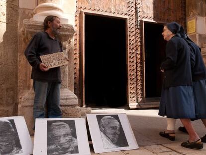 Acci&oacute;n ante la iglesia de Sant Pere de Reus, cuando el artista pidi&oacute; a un mendigo habitual exponer sus pinturas del Papa y luego grab&oacute; la escena.