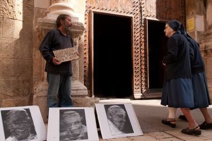 Acci&oacute;n ante la iglesia de Sant Pere de Reus, cuando el artista pidi&oacute; a un mendigo habitual exponer sus pinturas del Papa y luego grab&oacute; la escena.