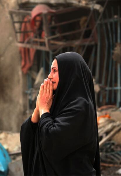 Una mujer observa los destrozos causados por el atentado suicida.