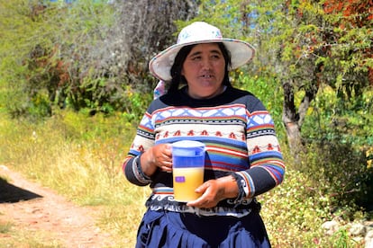 Eulelia Nieves cultiva vid junto a su marido. Muestra su fruto, un vino recién producido. Tienen cuatro hijos, que también se dedicarán al campo.
