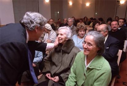 José García Velasco, director de la Residencia de Estudiantes, saluda Solita Salinas, esposa de Juan Marichal.