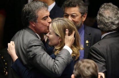 José Eduardo Cardozo cumprimenta a senadora Gleisi Hoffmann após apresentar a argumentação da defesa no Senado. Advogado de Dilma e ex-ministro da Justiça se emocionou ao falar da presidenta afastada após sua fala.