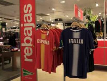 Ropa deportiva rebajada en unos grandes almacenes de Madrid. EFE/Archivo