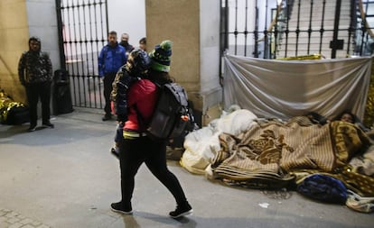 Personas acampadas frente al Samur Social de la Latina en Madrid el pasado 19 de noviembre. 