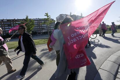 Seguidores de UPyD pasean por Madrid Río con banderas de su partido para apoyar a David Ortega, candidato al Ayuntamiento de Madrid.