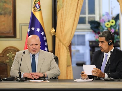 Nicolás Maduro, junto al fiscal de la Corte Penal Internacional (CPI), Karim Khan, este martes en Caracas.