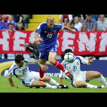 Ya tenía en su currículum el Mundial de 1998 y la Eurocopa de 2000. Zidane se despidió del torneo en cuartos de final en lo que parecía el ocaso de una generación (tras la mala actuación también en el mundial de 2002), pero apenas dos años más tarde, los 'bleus' tiraron de galones y se plantaron en la final del Mundial de Alemania 2006. La expulsión tras su cabezazo a Matterazzi puso el epílogo definitivo a su carrera.