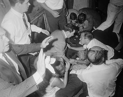 O senador Robert Kennedy vai ao chão em um corredor do hotel Ambassador depois de receber vários disparos, em 5 de junho de 1968. Um dia depois morreu no Good Samaritan Hospital.