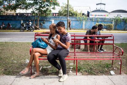 Multitud de jóvenes y gente de todas las edades acuden para conectarse a este como otros puntos de la Habana.