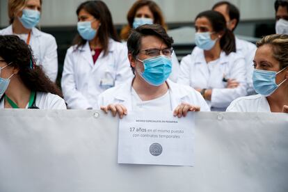 Sanitarios durante una concentración para denunciar la temporalidad en los hospitales madrileños, el pasado abril en Madrid.