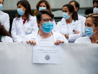 Sanitarios durante una concentración para denunciar la temporalidad en los hospitales madrileños, el pasado abril en Madrid.