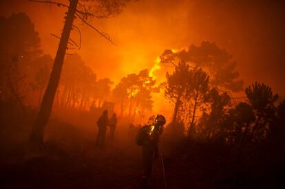 Um bombeiro passa junto às árvores queimadas durante um incêndio florestal em Tabuyo do Monte, cerca de León, Espanha, na terça-feira 21 de agosto de 2012. Dispersaram-se 500 soldados para ajudar a combater um incêndio florestal que as autoridades acham que queimou 80 quilômetros quadrados. A mudança climática é uma das principais causas dos incêndios: ao descer as precipitações, o chão se agosta. A cada vez produzem-se incêndios mais intensos, que ultrapassam os esforços das equipes de extinção. A própria seca e as temperaturas extremas modificam a composição da massa florestal fazendo com que arda mais rápido. O abandono da vegetação gera um palco perfeito para a propagación dos lumes.