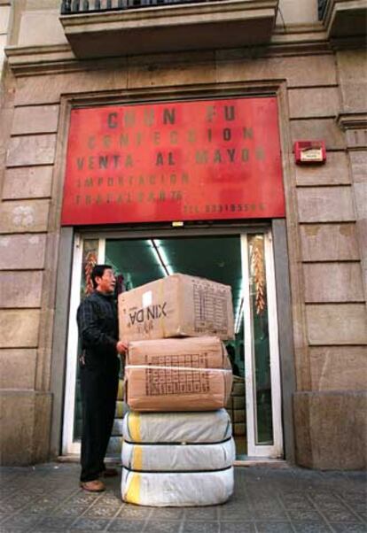 Un comerciante chino frente a una tienda en Barcelona.