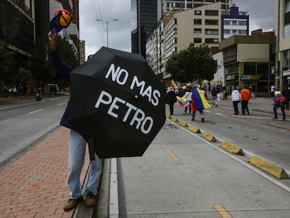Un manifestante durante la marcha contra el gobierno de Petron del pasado 15 de febrero, en Bogotá.