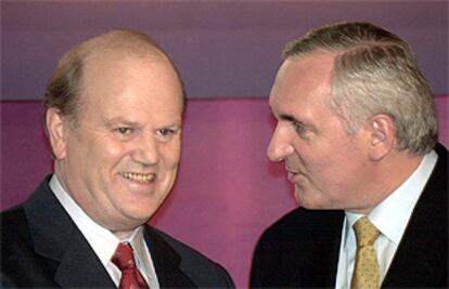 El primer ministro y líder del Finna Fail, Bertie Ahern, a la derecha; con el líder de la oposición Michael Noonan.