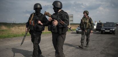 Soldados ucranianos controlam a estrada nas periferias de Slaviansk.