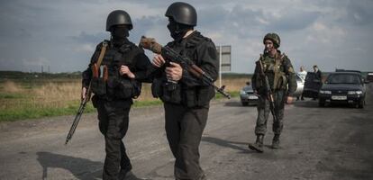 Soldados ucranianos controlam a estrada nas periferias de Slaviansk.