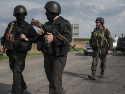 Soldados ucranianos controlam a estrada nas periferias de Slaviansk.