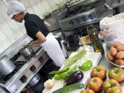 Cocina tradicional en el restaurante "La charca verde" (Madrid)