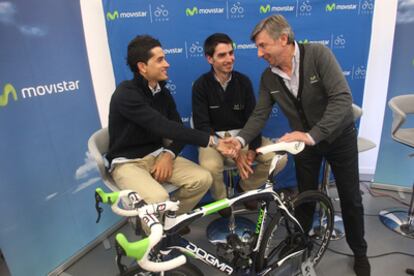 Eusebio Unzue junto a David López y Beñat Intxausti.