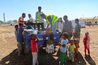 Niños que huyeron de sus casas debido al conflicto en Sudán aguardan para recibir un desayuno en un campo de desplazados en New Haifa, el 2 de noviembre de 2024